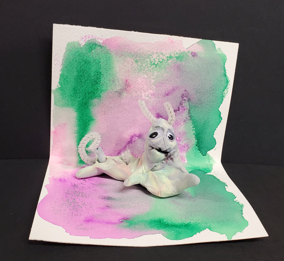 Une sculpture de monstre sur un fond violet et vert